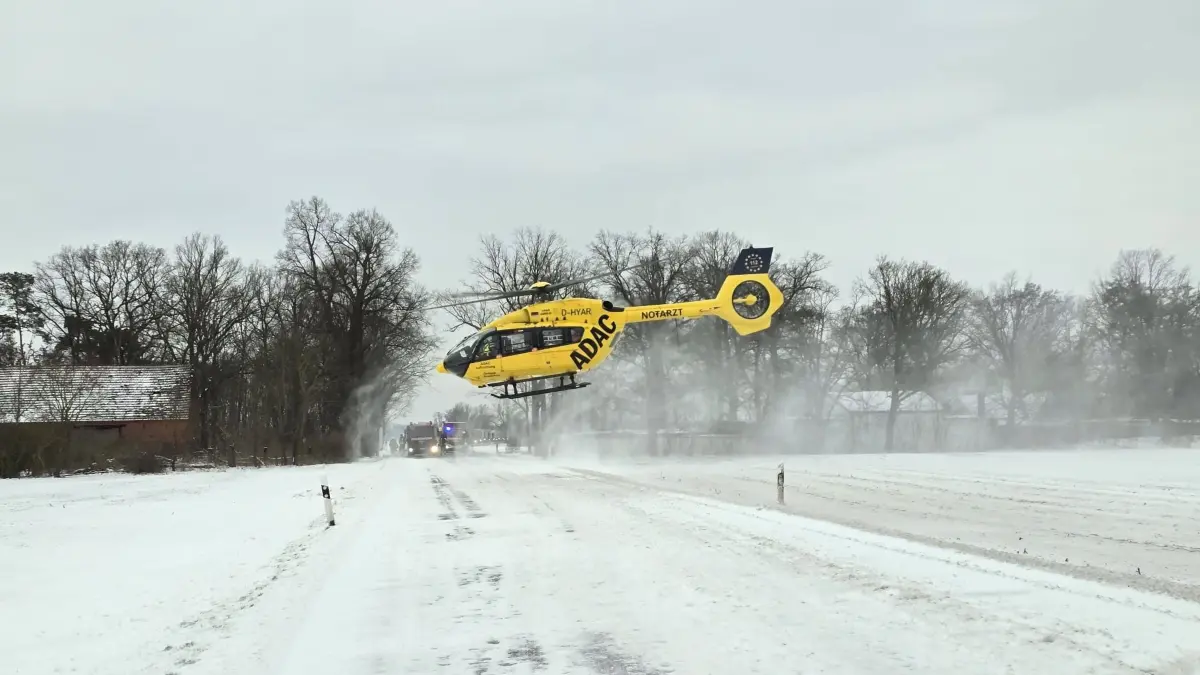 Der Rettungshubschrauber hebt an der Unfallstelle auf der B87 ab. Einsatzkräfte hatten zuvor die verletzte Fahrerin für den Transport vorbereitet.