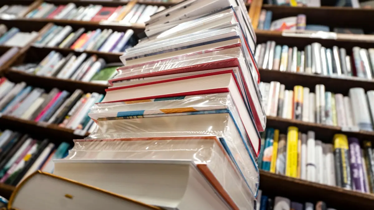 Besonderheit im Land sind die vielen öffentlichen Bibliotheken.: ARCHIV - 17.08.2020, NA, Frankfurt/Main: Ein Stapel neuer Bücher liegt auf einem Verkaufstisch in einer Buchhandlung. (zu dpa: «Weniger Umsatz mit Büchern - junge Menschen machen Hoffnung») Foto: Frank Rumpenhorst/dpa +++ dpa-Bildfunk +++