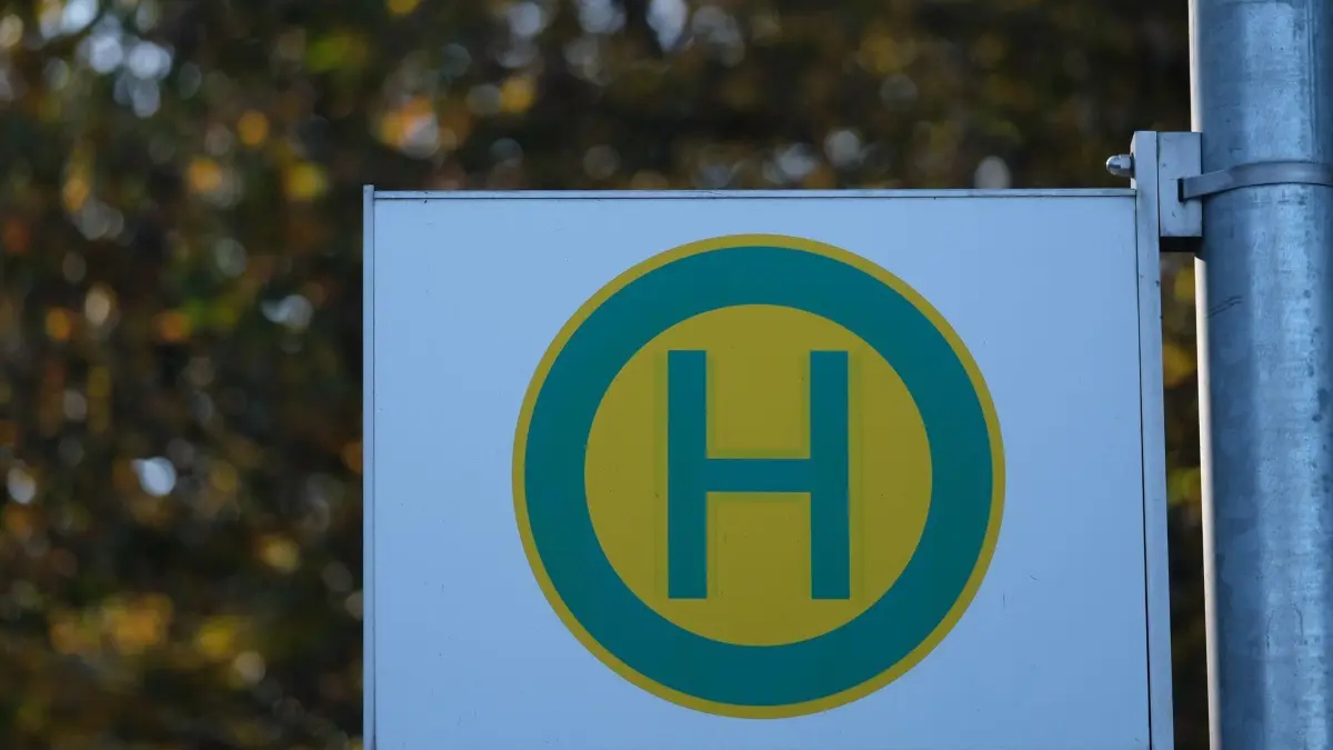 Bushaltestelle: Das Hinweisschild für eine Bushaltestelle hängt an der Haltestelle für einen Linienbus. (zu dpa: «Busfahrer mit 2,4 Promille erwischt - Führerschein weg»)