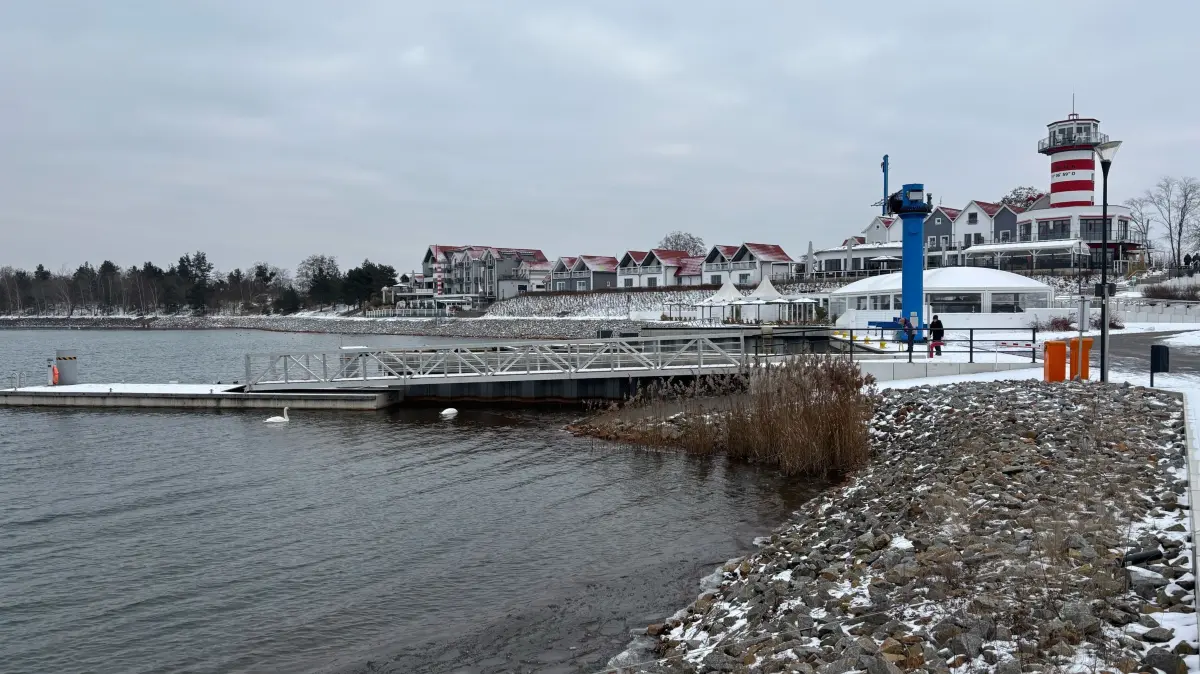 Blick auf den Geierswalder See mit dem Leuchtturm-Hotel im Hintergrund. Geschäftsführerin Heike Struthoff will auf dem Wasser ein ehrgeiziges Projekt umsetzen.