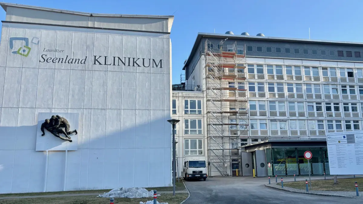 Das Lausitzer Seenland Klinikum Hoyerswerda ist aktuell von zwei Seiten eingerüstet. Der Grund ist der Umbau des OP-Bereiches in der fünften Etage zu einem hypermodernen Hybrid-OP-Saal. Die Baustelle kann nur über das Gerüst von außen betreten werden.
