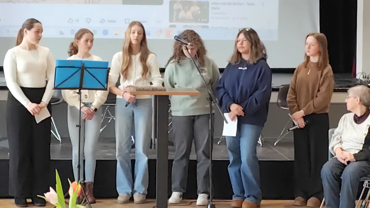 Schülerinnen des Lessing- und des Foucault-Gymnasiums sprechen in Hoyerswerda über ihre Erlebnisse im früheren Konzentrationslager Sachsenhausen.