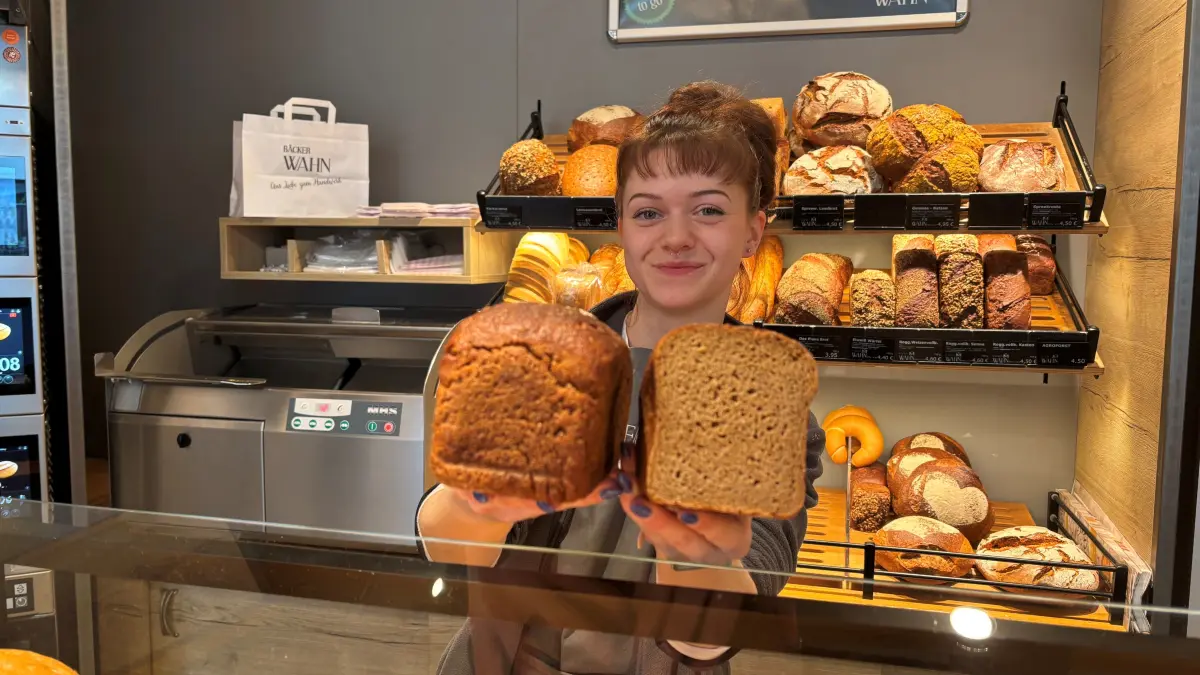 Verkäuferin Lisa Kley in der Cottbuser Filiale der Bäckerei Wahn in der Friedrich-Ebert-Straße reicht das neue Agroforst-Brot frisch über die Ladentheke.
