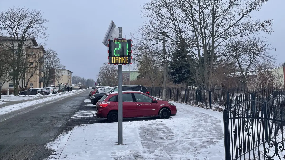 Die neue HInweistafel im Frankenaer Weg soll ganzjährig anzeigen. Bei ihrer Vorgängerin war das nicht der Fall.
