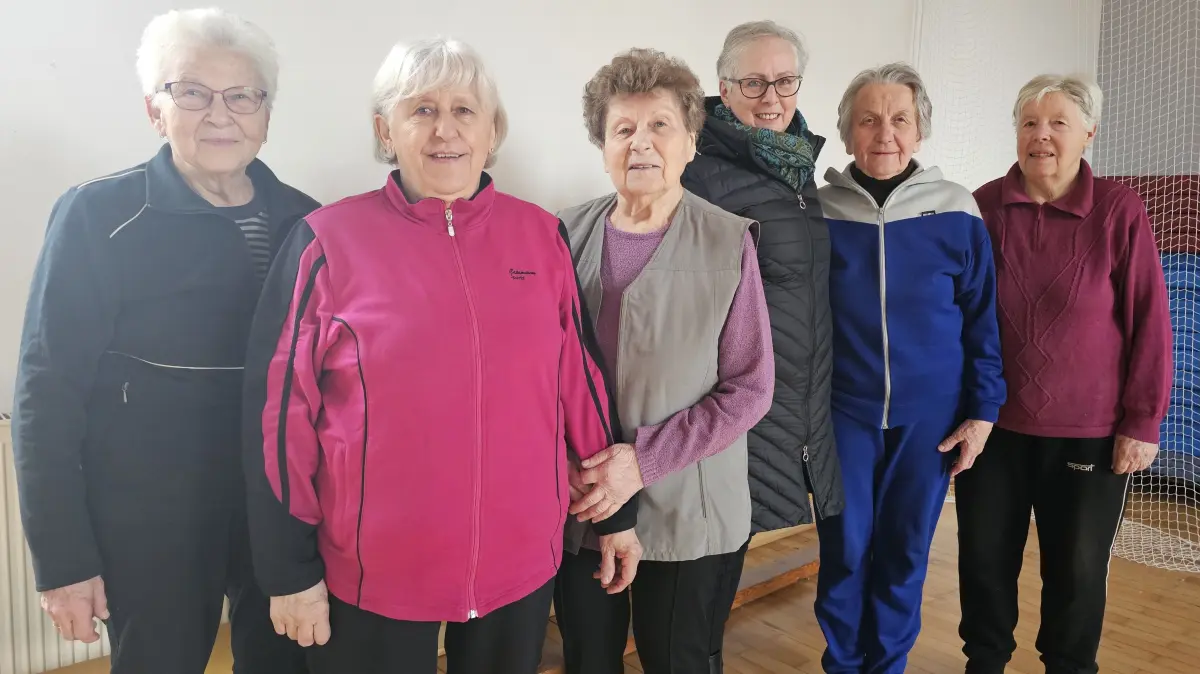 Die Guhrower Rentnerinnen Anni Grabia, Brigitte Pehla, Ursula Linsa, Kerstin Jaser, Magdalena Kallauke und Ingrid Kutz-Walter (v.l.) fühlen sich durch die neue Fahrtstrecke der Buslinie 47 in Cottbus abgehängt.