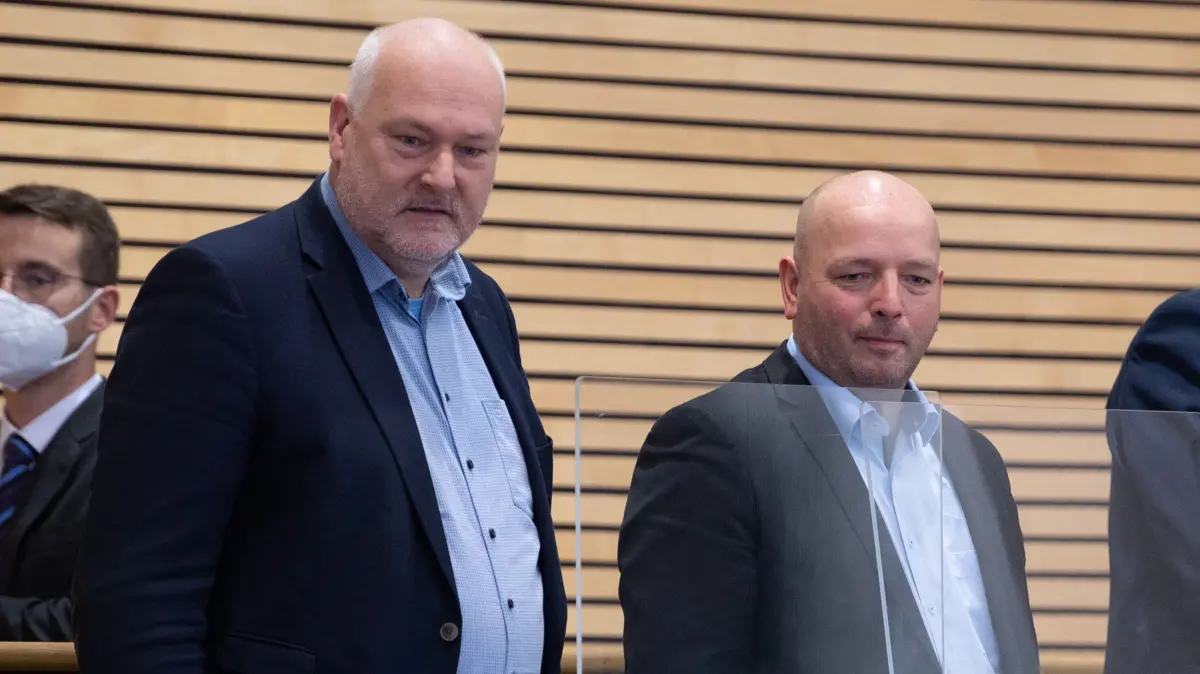 Die AfD-Landtagsabgeordneten Jörg Dornau (l-r), Thomas Prantl, Jens Oberhoffner und Doreen Schwietzer stehen zu Beginn der Sitzung auf der Zuschauertribüne des Landtags hinter Plexiglasscheiben. Sie wollten der Landtagsverwaltung nicht mitteilen, ob sie die 3G Regel einhalten.