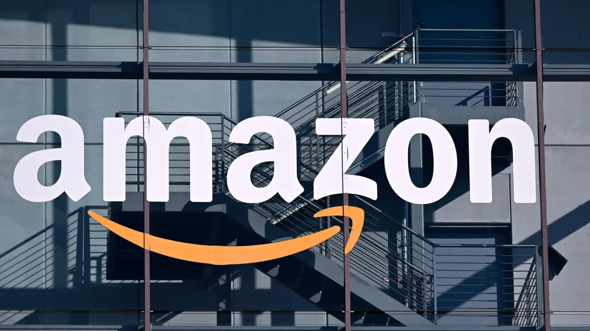 Amazon-Logo: ARCHIV - 30.01.2026, Bayern, München: Das Logo und der Schriftzug vom Onlineversandhändler Amazon sind an der Fassade der Zentrale von Amazon Deutschland zu sehen. (zu dpa: «Amazon plant Investitionen von 200 Milliarden Dollar») Foto: Sven Hoppe/dpa +++ dpa-Bildfunk +++
