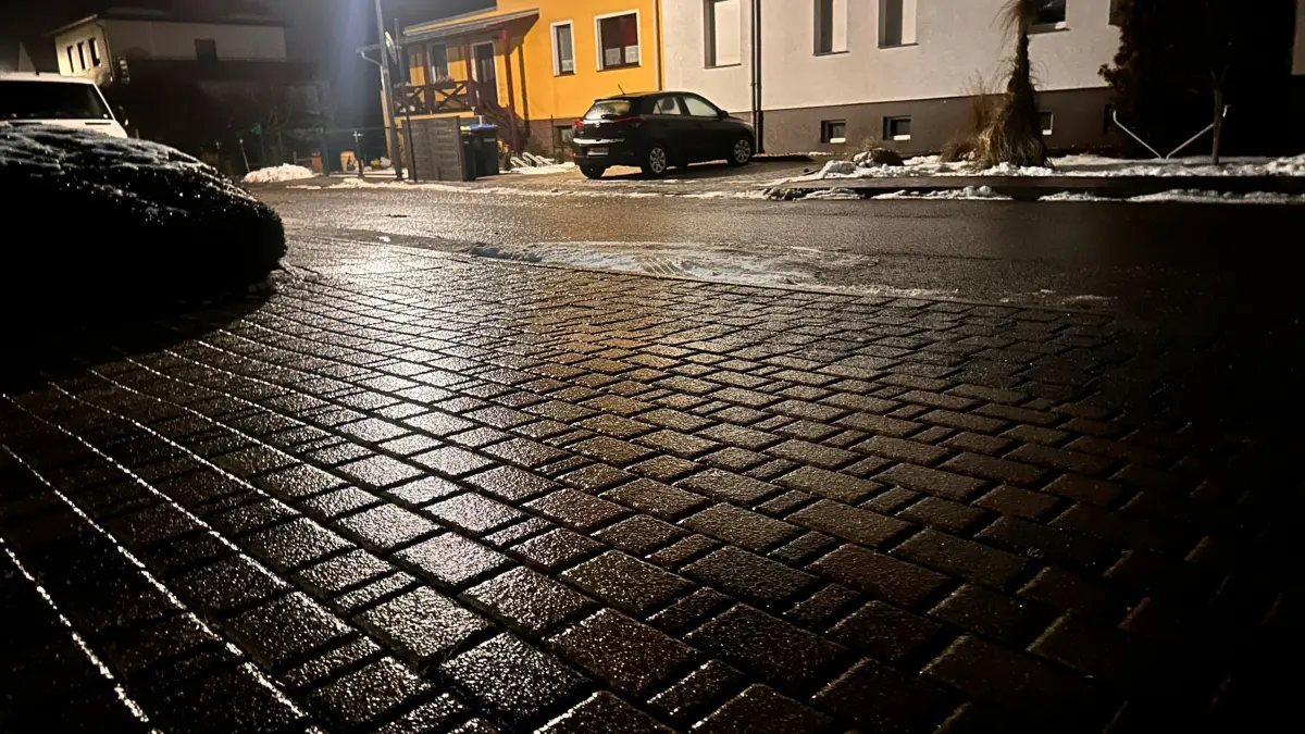 Spiegelglatt war es heute Morgen in Elbe-Elster. Blitz- und Glatteis hielten vor allem den Bus- und Straßenverkehr auf.