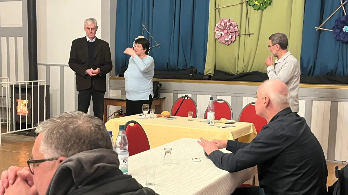 Prof. Christian‑W. Otto, Landrat Christian Schülzke und Uve Gliemann (rechts) im Gespräch über Naturschutzauflagen und ihre Folgen für die Landwirtschaft.