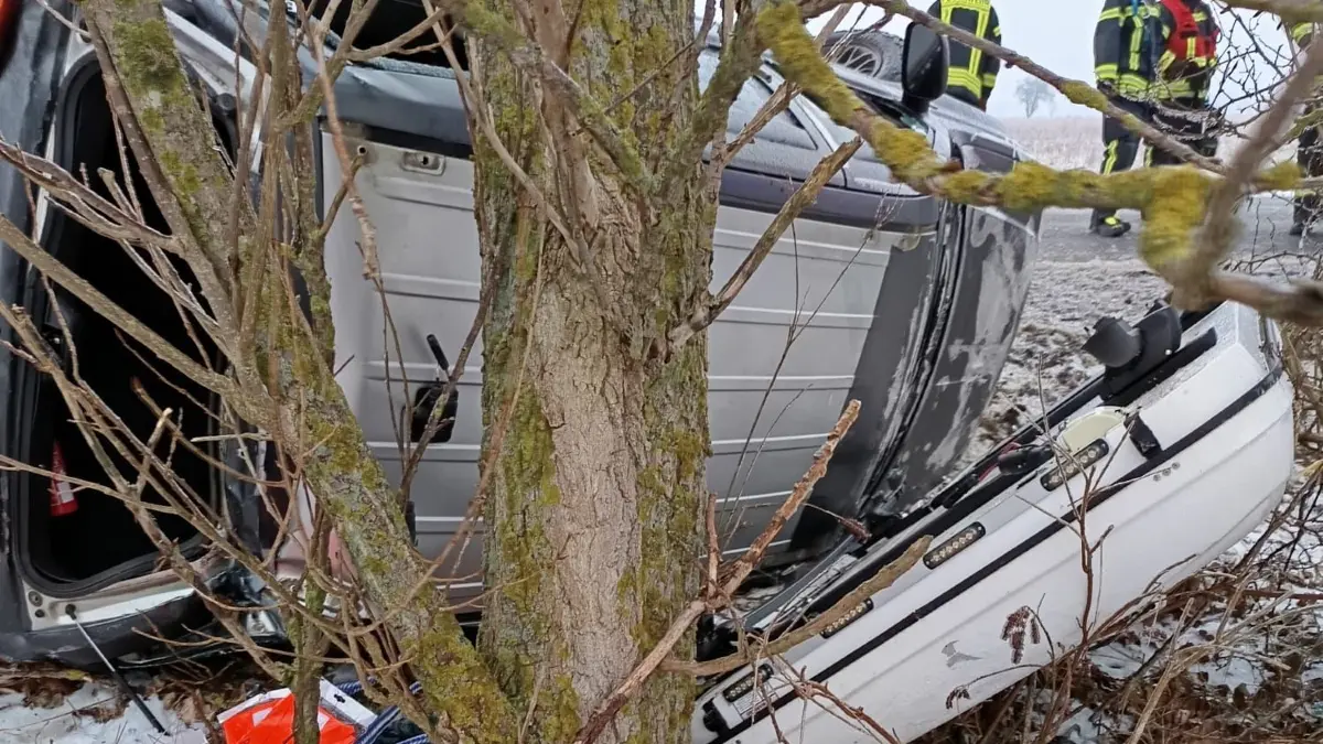 In Langennaundorf kam es wahrscheinlich aufgrund von Glatteis zu einem Unfall.