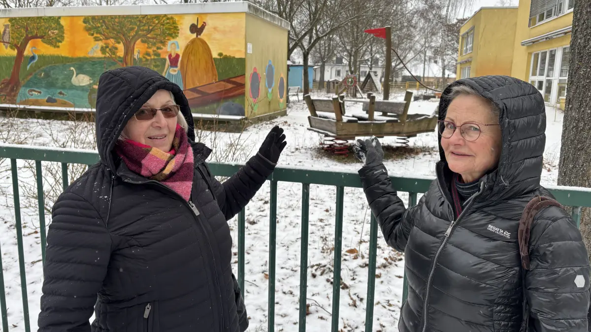 Margitta Pietzner (li.) und Christa Richter (re.) an der Kita »Spreewald« im Beethovenweg 16 in Lübben.