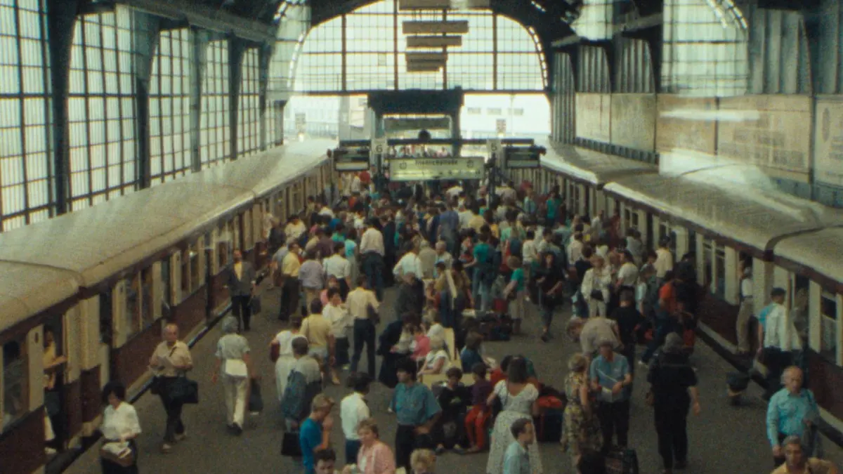 Zwei Filme beschäftigen sich mit der Zeit kurz nach dem Mauerfall in der DDR. Einer sehr nah, der andere sehr abstrakt. Beide emotional.