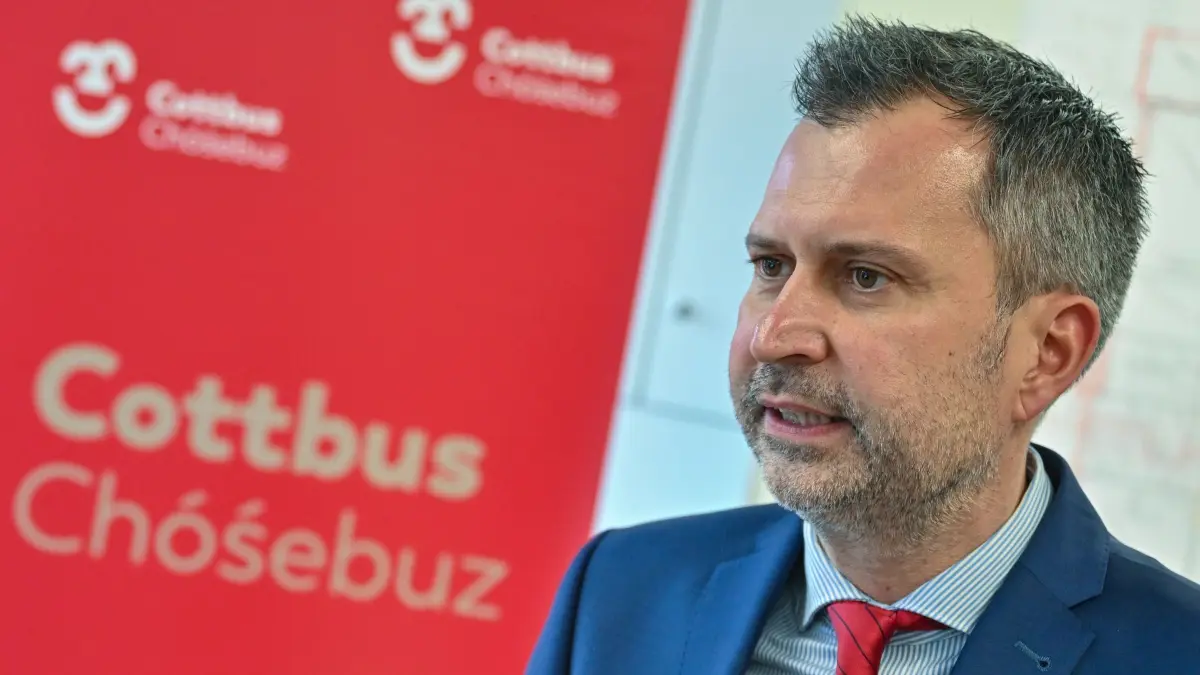 Cottbuser Oberbürgermeister Schick: ARCHIV - 10.01.2023, Brandenburg, Cottbus: Tobias Schick (SPD), Oberbürgermeister der Stadt Cottbus. (zu dpa: «Nach Gewalt an Schulen werden Kinder aus Unterricht genommen») Foto: Patrick Pleul/dpa +++ dpa-Bildfunk +++