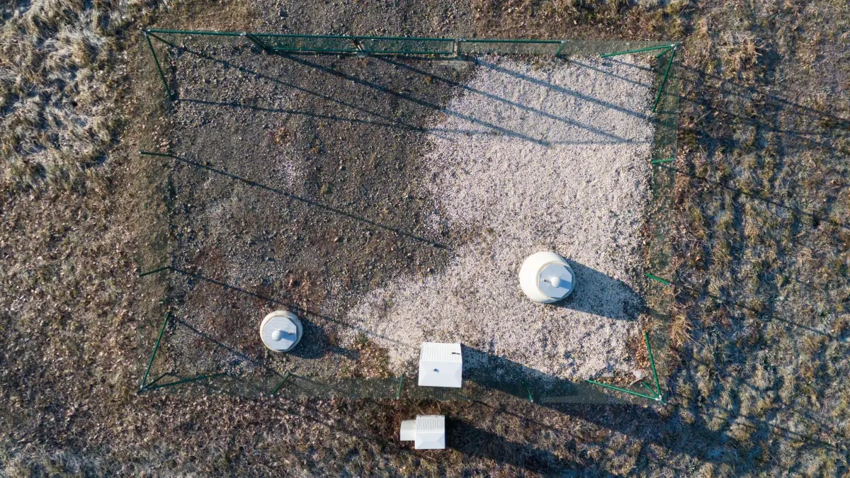 Deutsches Zentrum für Astrophysik Lausitz: ARCHIV - 09.01.2024, Sachsen, Ralbitz: Ein Zaun umgibt eine Messstation des Deutschen Zentrums für Astrophysik (DZA) zur Erforschung und Entwicklung eines Untergrundlabors, des Low Seismic Lab, sowie möglicher Standort für das Einstein Teleskop (Luftaufnahme mit einer Drohne). (zu dpa: «Landtag unterstützt Bemühungen um Einstein-Teleskop») Foto: Sebastian Kahnert/dpa +++ dpa-Bildfunk +++