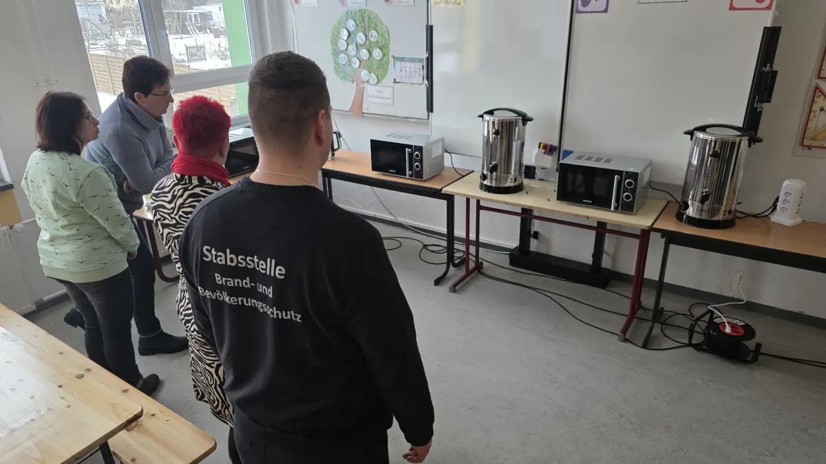 Die Ausstattung eines Katastrophenschutz-Leichtturms, hier in der Grundschule Mühlberg, sieht auf den ersten Blick spartanisch aus. Doch Ersthilfe kann geleistet werden, auch weil es ein leistungsfähiges Notstromaggregat gibt und auch einen großen Wassertank.