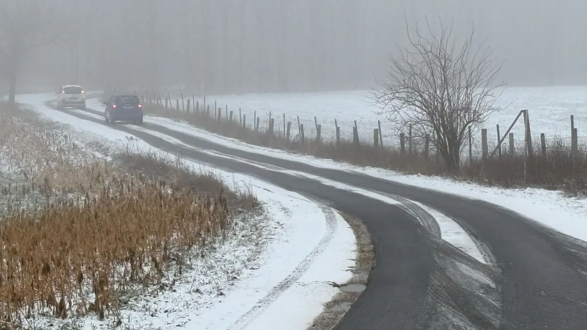 Das ist der gefährlichste Abschnitt der Bohre zwischen Proschim und der B156: Kurz vor dem Wald führt die Trasse durch eine Senke, die für Schneeverwehungen und Eisglätte berüchtigt ist.
