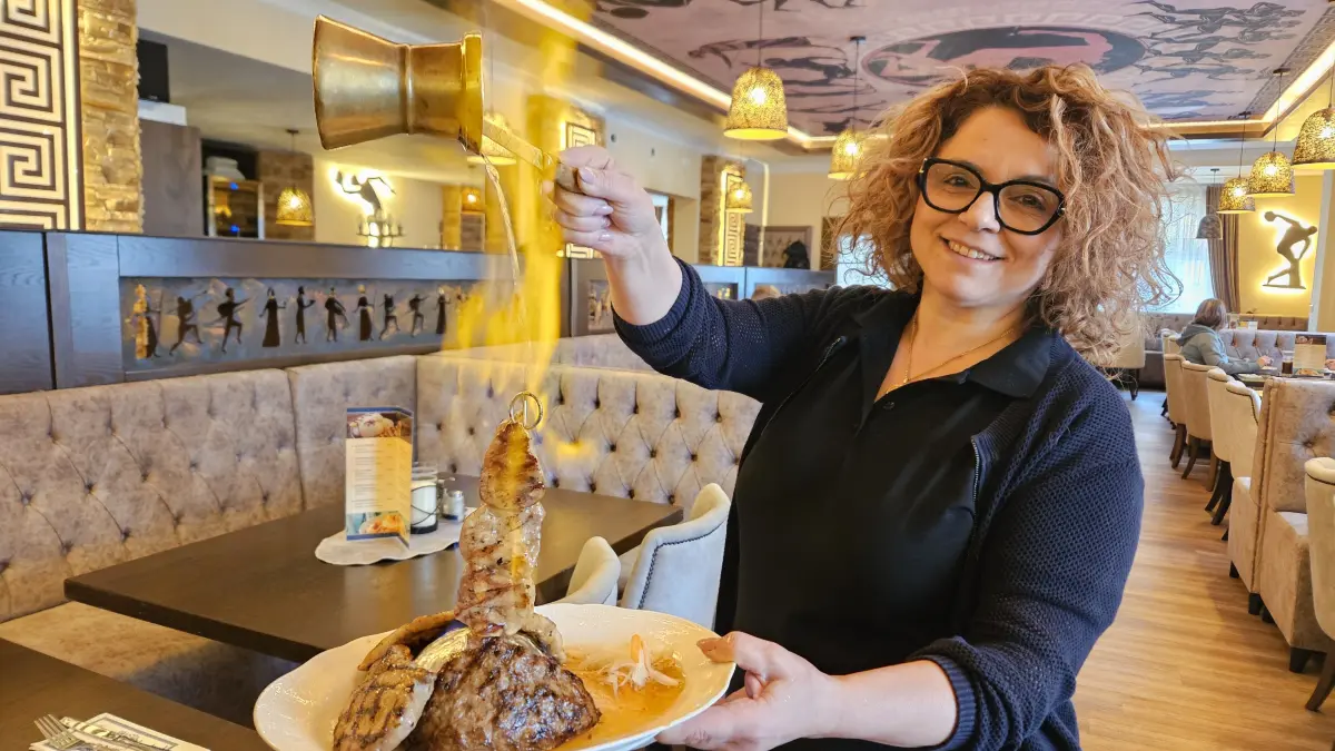 Die brennende Metaxasoße gehört für viele Stammgäste dazu: Betreiberin Nikoleta Potsi (52) serviert im neuen „Olympia“ in Senftenberg den Olympiateller Nummer 85.