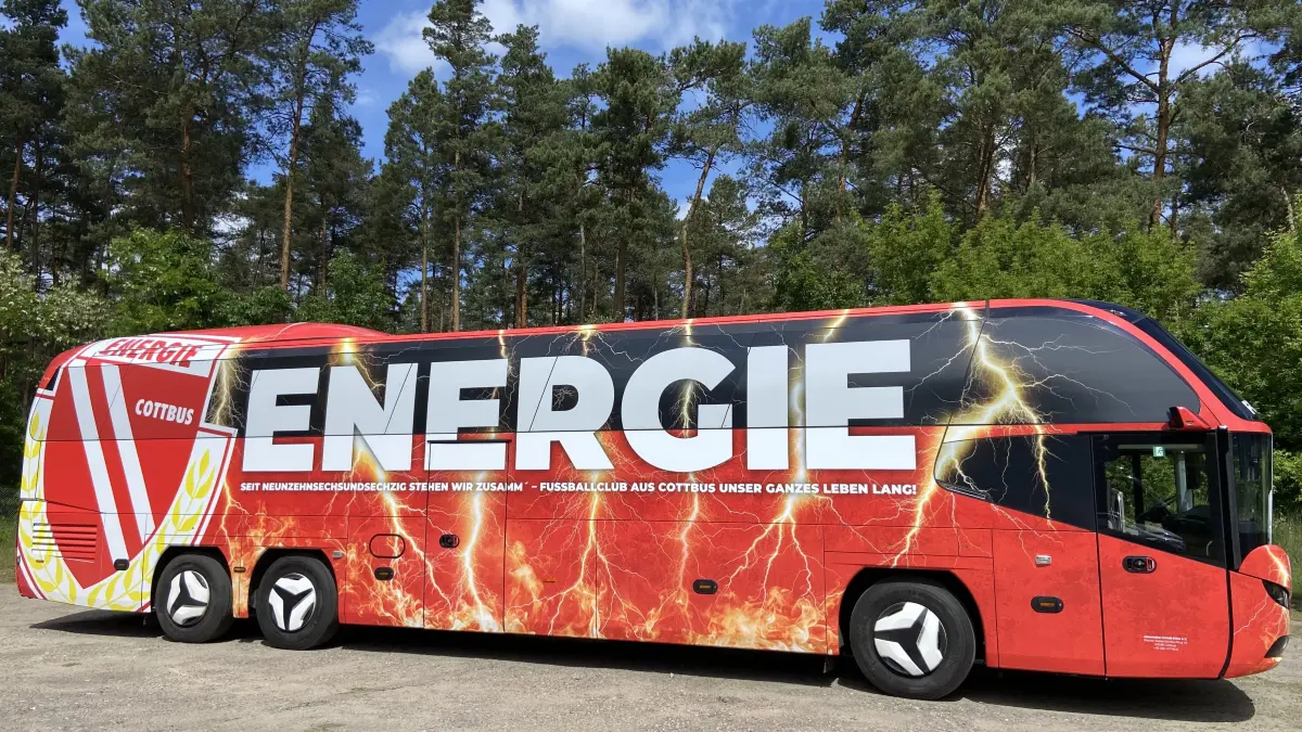 Energie Cottbus hat einen neuen Mannschaftsbus bekommen.