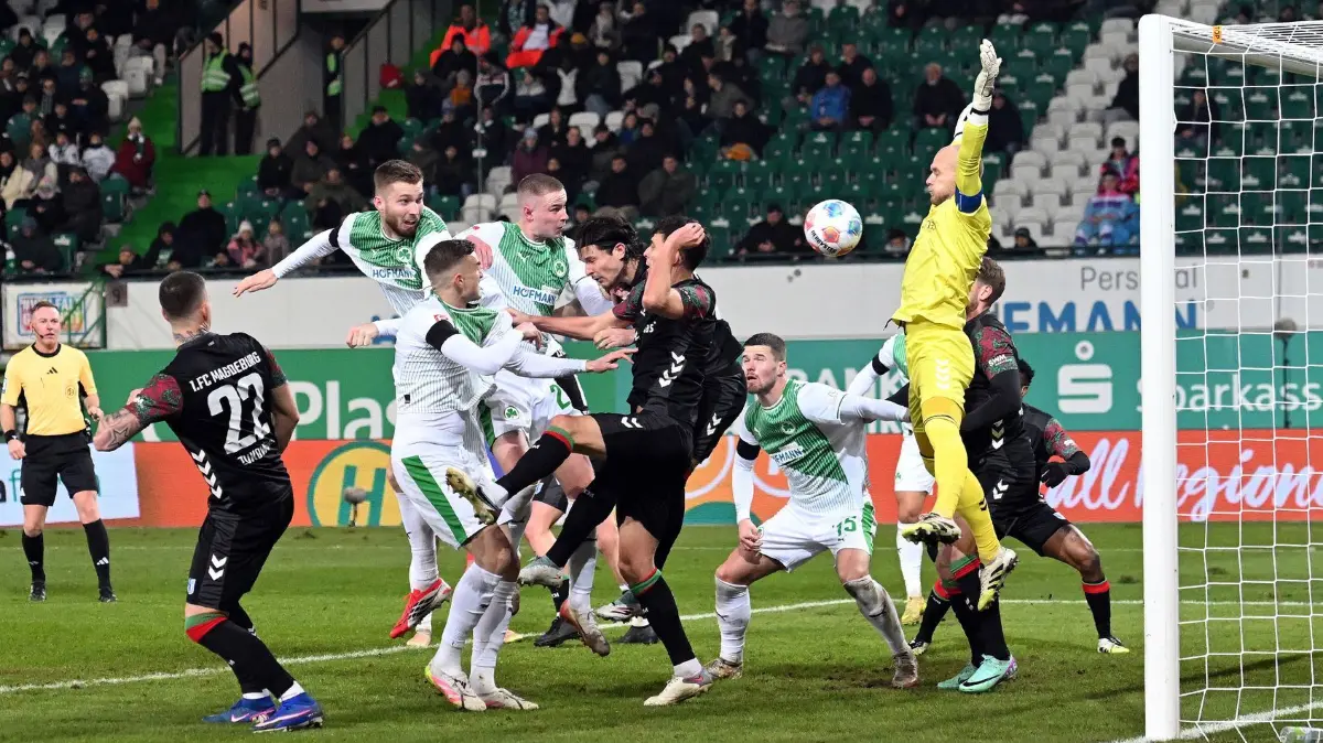 SpVgg Greuther Fürth - 1. FC Magdeburg: 06.02.2026, Bayern, Fürth: Fußball: 2. Bundesliga, SpVgg Greuther Fürth - 1. FC Magdeburg, 21. Spieltag, Sportpark Ronhof Thomas Sommer, Doni Arifi (SpVgg Greuther Fürth) erzielt per Kopfball das Tor zum 2:5. Foto: Jens Niering/dpa - WICHTIGER HINWEIS: Gemäß den Vorgaben der DFL Deutsche Fußball Liga bzw. des DFB Deutscher Fußball-Bund ist es untersagt, in dem Stadion und/oder vom Spiel angefertigte Fotoaufnahmen in Form von Sequenzbildern und/oder videoähnlichen Fotostrecken zu verwerten bzw. verwerten zu lassen. +++ dpa-Bildfunk +++