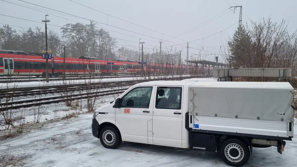 Die Bahn hat Freitag (6. Februar 2026) am Bahnhof Calau an der Beseitigung der Fahrzeugstörungen auf der Linie RE7 gearbeitet.