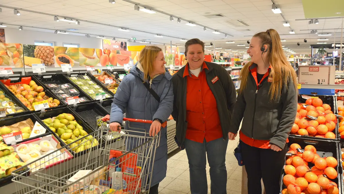 Nahkauf Welzow: Marktmanagerin Annett Birka (M.) im Gespräch mit Kundin Katharina Tietz (l.) und Eilieen Liehr.