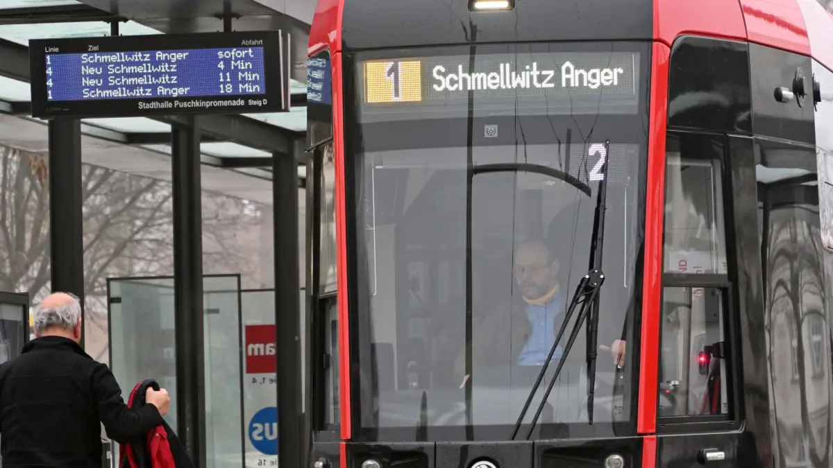 Strassenbahn Linie 1 Schmellw Anger: Cottbusverkehr
Eine Skoda Strassenbahn der Linie 1 hält an der Haltestelle Puschkinpromenade und fährt weiter in Richtung Schmellwitz Anger.