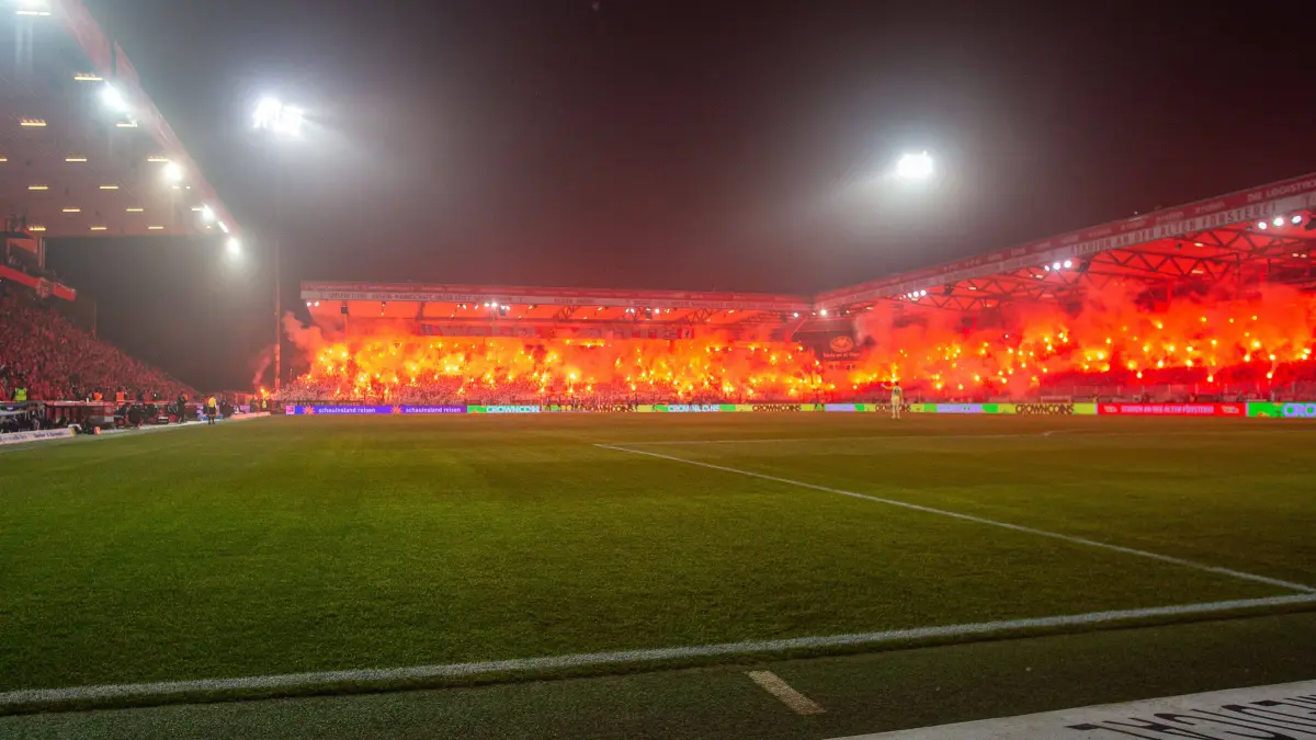 1. BL 1. FC Union - Eintracht Frankfurt 2025/26: Fußball, Herren, Saison 2025/2026, 1. Bundesliga (21. Spieltag), 1. FC Union Berlin - Eintracht Frankfurt, Fans von Union zünden Pyrotechnik, 06.02.2026, Foto: Sebastian Räppold / Matthias Koch