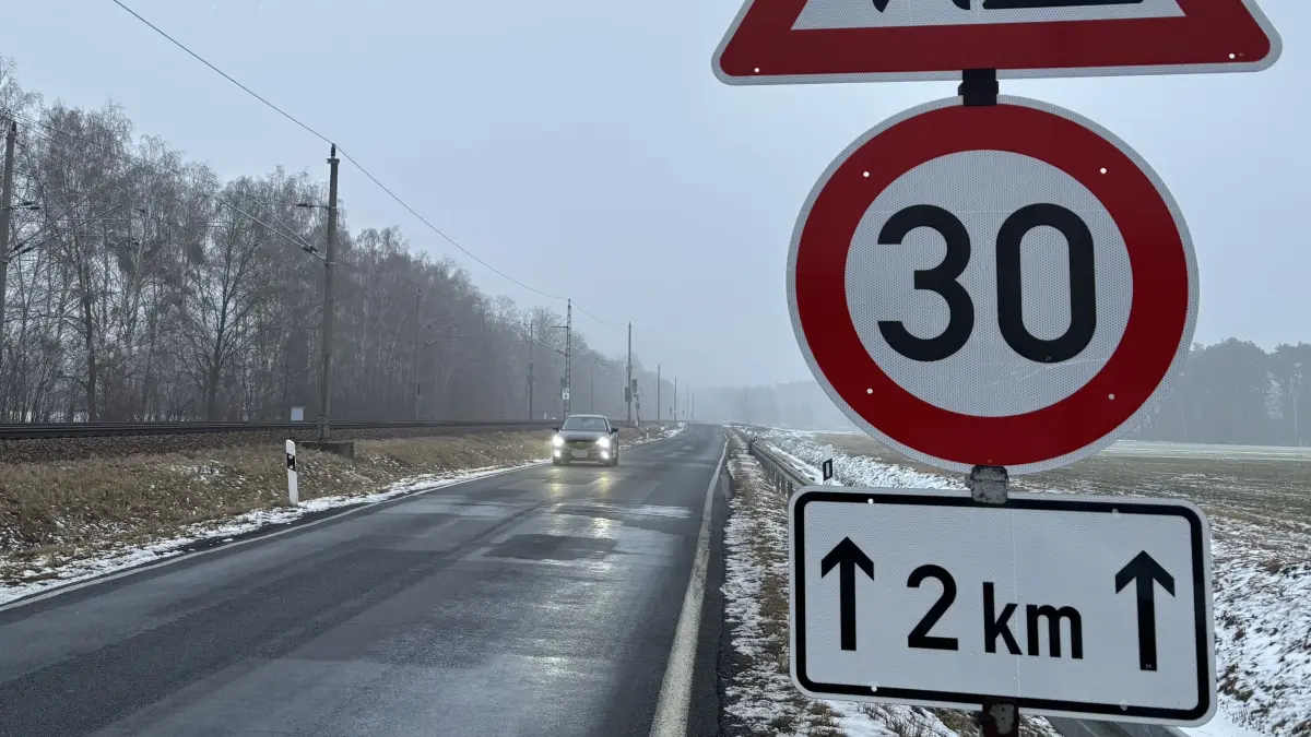 Auf der L581 zwischen Ruhland und Schwarzbach darf derzeit nicht schneller als 30 km/h gefahren werden. An dieses Tempolimit hält sich eigenen Recherchen zufolge ohnehin kaum jemand.