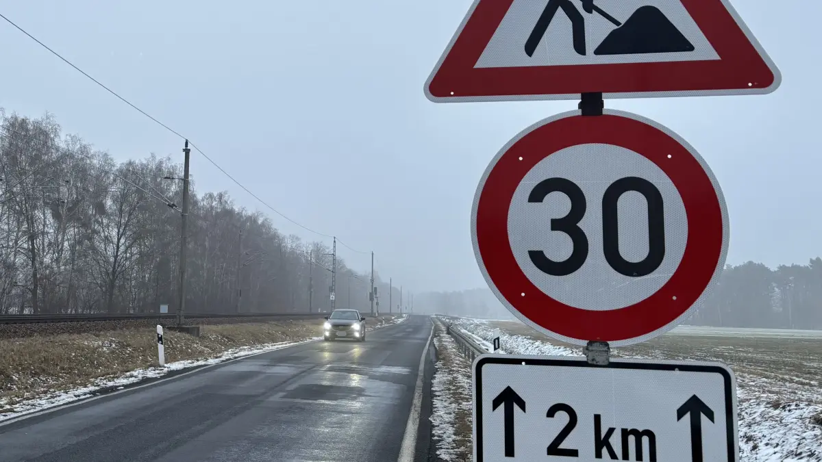 Auf der L581 zwischen Ruhland und Schwarzbach darf derzeit nicht schneller als 30 km/h gefahren werden. An dieses Tempolimit hält sich eigenen Recherchen zufolge ohnehin kaum jemand.