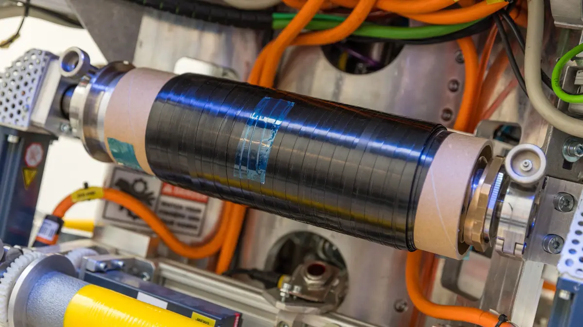 In einem Labor auf dem Campus der Brandenburgisch-Technischen Universität Cottbus ist eine Spule mit einer Carbon-Faser in eine Tapelegeanlage eingesetzt. Mit dieser Anlage werden Fasern einzeln abgelegt, um schichtweise faservestärkte Kunstsoffstrukturen herzustellen. Hiermit können beispielsweise für Bahnzüge leichte Platten, aber auch verstärkende und tragende Strukturelemente hergestellt werden. Die Anlage wurde im Rahmen des Verbundvorhabens „Neue Fertigungstechnologien für Komponenten und Systeme der dezentralen Energietechnik (SpreeTec neXt)“ gefertigt. +++ dpa-Bildfunk +++