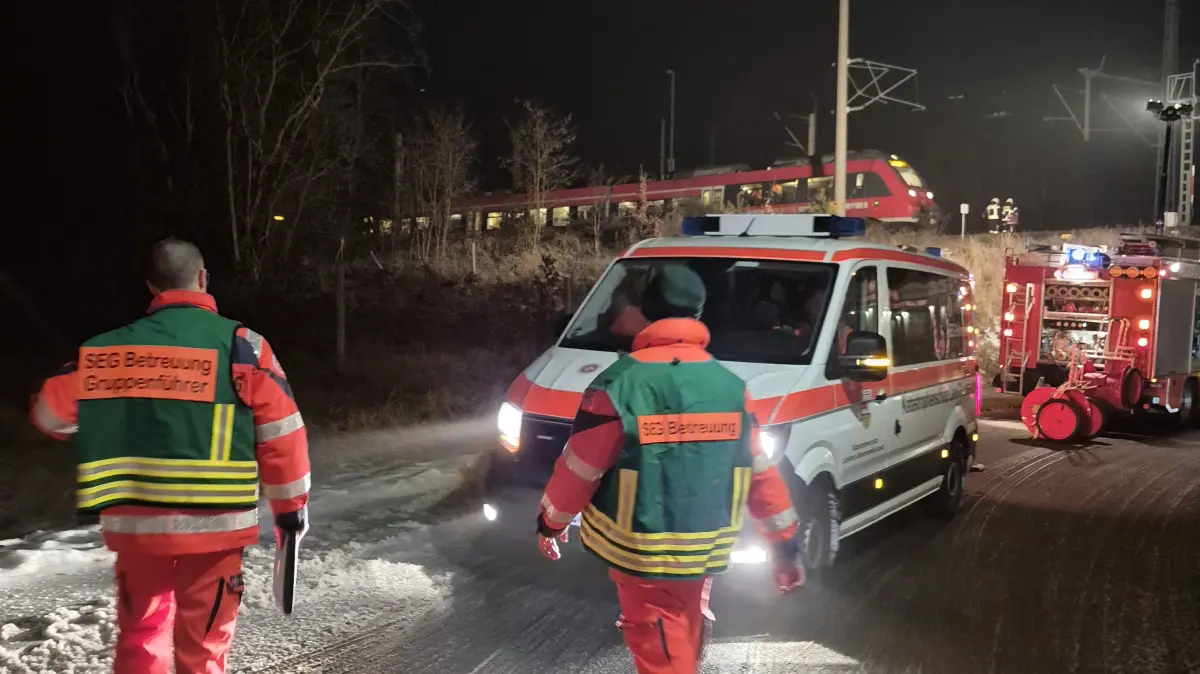 Helfer des Katastrophenschutzes und der Feuerwehr waren Donnerstagabend (5. Februar 2026) in Calau gefordert. Nahe des Bahnhofs war ein RE7 stehen geblieben.