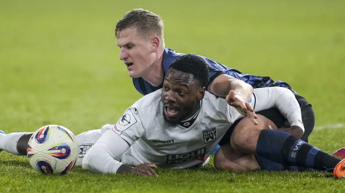 Fussball, 3. Liga, SV Waldhof Mannheim - SSV Ulm 1846: v.li.: Streli Mamba Ulm, 45, Niklas Hoffmann SV Waldhof, 6, Zweikampf, Spielszene, Duell, duel, tackle, tackling, Dynamik, Action, Aktion, 06.02.2026, Mannheim Deutschland, Fussball, 3. Liga, SV Waldhof Mannheim - SSV Ulm 1846, DFB/DFL REGULATIONS PROHIBIT ANY USE OF PHOTOGRAPHS AS IMAGE SEQUENCES AND/OR QUASI-VIDEO. *** v li Streli Mamba Ulm, 45 , Niklas Hoffmann SV Waldhof, 6 , duel, duel, tackle, tackling, dynamics, action, action, 06 02 2026, Mannheim Germany , Football, 3 Liga, SV Waldhof Mannheim SSV Ulm 1846, DFB DFL REGULATIONS PROHIBIT ANY USE OF PHOTOGRAPHS AS IMAGE SEQUENCES AND OR QUASI VIDEO xozx