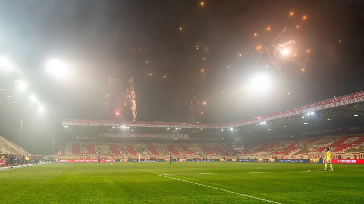 1. BL 1. FC Union - Eintracht Frankfurt 2025/26: Fußball, Herren, Saison 2025/2026, 1. Bundesliga (21. Spieltag), 1. FC Union Berlin - Eintracht Frankfurt, Fans von Union mit Choreografie, 06.02.2026, Foto: Sebastian Räppold / Matthias Koch