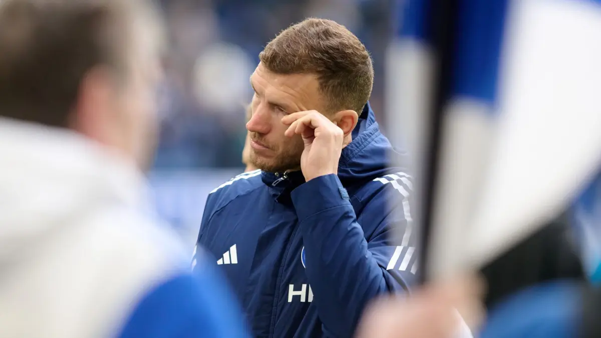 FC Schalke 04 - Dynamo Dresden: 07.02.2026, Nordrhein-Westfalen, Gelsenkirchen: Fußball: 2. Bundesliga, FC Schalke 04 - Dynamo Dresden, 21. Spieltag, Veltins Arena. Edin Dzeko (FC Schalke 04) reagiert nach dem Spiel. Foto: Bernd Thissen/dpa - WICHTIGER HINWEIS: Gemäß den Vorgaben der DFL Deutsche Fußball Liga bzw. des DFB Deutscher Fußball-Bund ist es untersagt, in dem Stadion und/oder vom Spiel angefertigte Fotoaufnahmen in Form von Sequenzbildern und/oder videoähnlichen Fotostrecken zu verwerten bzw. verwerten zu lassen. +++ dpa-Bildfunk +++