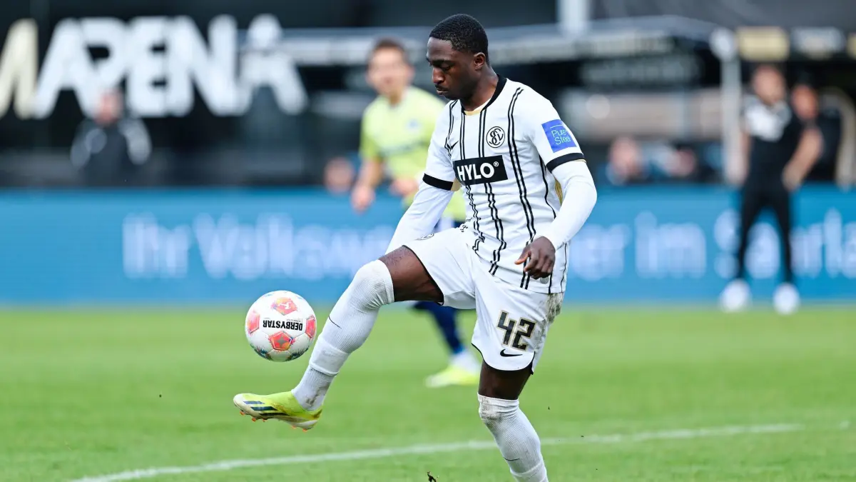 SV Elversberg - Hertha BSC: 07.02.2026, Saarland, Spiesen-Elversberg: Fußball, Männer, 2. Bundesliga, 21. Spieltag, SV Elversberg - Hertha BSC, Ursapharm-Arena an der Kaiserlinde: David Mokwa (SV 07 Elversberg) spielt den Ball. Foto: Uwe Anspach/dpa - WICHTIGER HINWEIS: Gemäß den Vorgaben der DFL Deutsche Fußball Liga bzw. des DFB Deutscher Fußball-Bund ist es untersagt, in dem Stadion und/oder vom Spiel angefertigte Fotoaufnahmen in Form von Sequenzbildern und/oder videoähnlichen Fotostrecken zu verwerten bzw. verwerten zu lassen. +++ dpa-Bildfunk +++