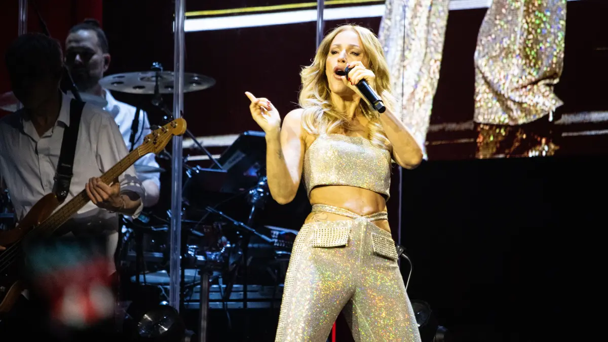 Beim Konzert in Cottbus stellt Michelle ihre jahrzehntelange Bühnenerfahrung unter Beweis.