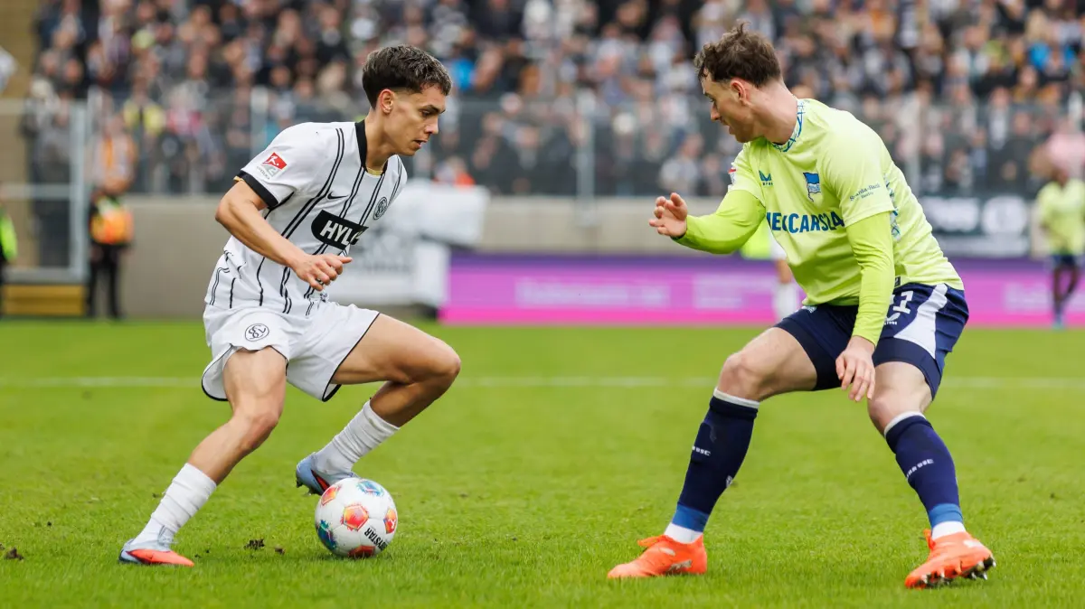 SV Elversberg vs Hertha BSC Berlin, Fussball, 2. Bundesliga, 21. Spieltag, Saison 2025/2026, 07.02.2026: Frederik Schmahl SV 07 Elversberg im Zweikampf mit Pascal Klemens Hertha BSC Berlin, SV Elversberg vs Hertha BSC Berlin, Fussball, 2. Bundesliga, 21. Spieltag, Saison 2025/2026, 07.02.2026 DFB regulations prohibit any use of photographs as image sequences and/or quasi-video. SV Elversberg vs Hertha BSC Berlin, Fussball, 2. Bundesliga, 21. Spieltag, Saison 2025/2026, 07.02.2026 *** Frederik Schmahl SV 07 Elversberg in duel with Pascal Klemens Hertha BSC Berlin , SV Elversberg vs Hertha BSC Berlin, Football, 2 Bundesliga, Matchday 21, Season 2025 2026, 07 02 2026 DFB regulations prohibit any use of photographs as image sequences and or quasi video SV Elversberg vs Hertha BSC Berlin, Football, 2 Bundesliga, Matchday 21, Season 2025 2026, 07 02 2026 Copyright: xEibner-Pressefoto/AlexanderxNeisx EP_ANS