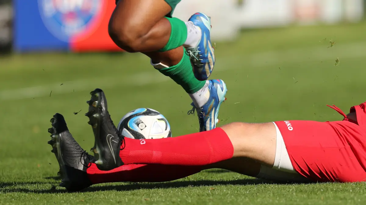 Fußball Symbolfoto Grätsche