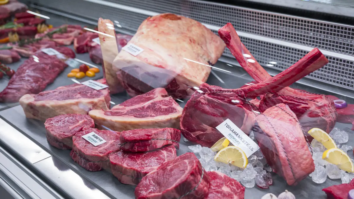 Rindfleisch liegt in einer Kühltheke