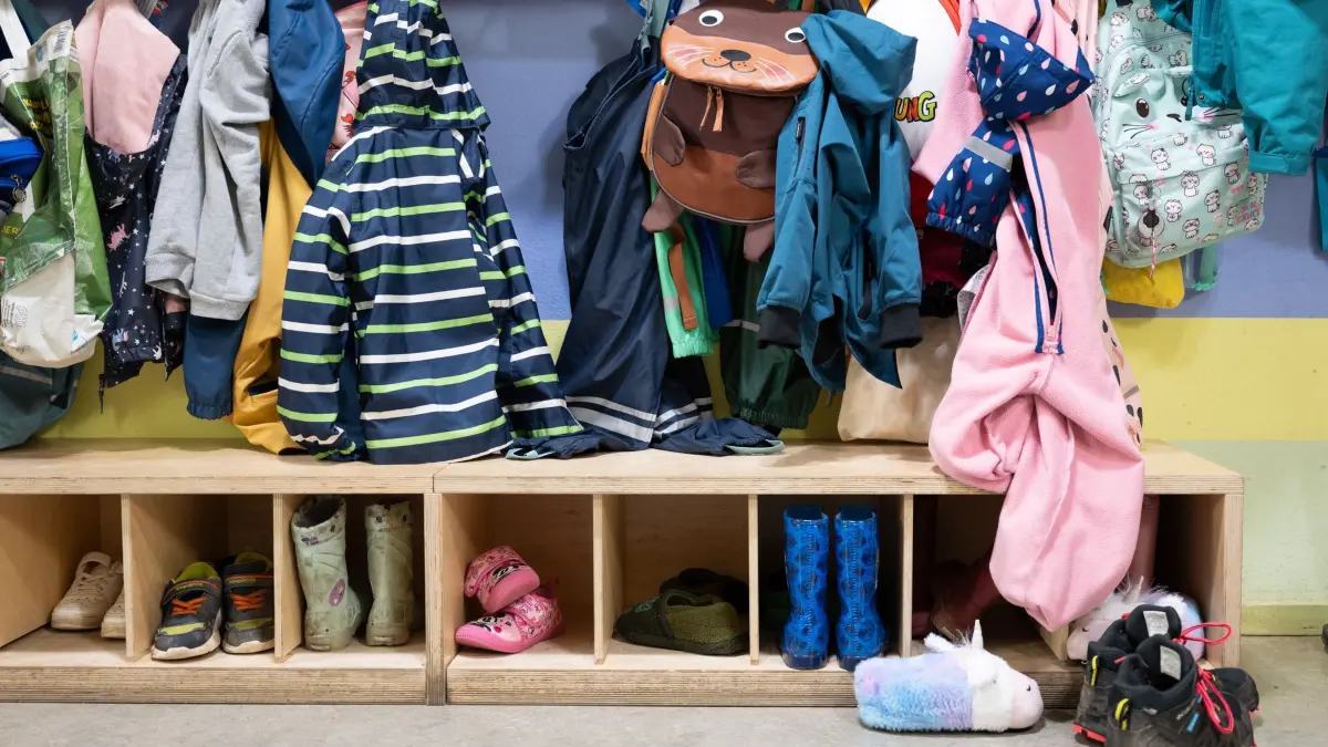 Kindergarten: ARCHIV - 25.09.2025, Sachsen, Dresden: Jacken und Schuhe in der Garderobe einer Kita. (zu dpa: «Kinderrückgang: Diese Ideen sollen Thüringens Kitas helfen») Foto: Sebastian Kahnert/dpa +++ dpa-Bildfunk +++
