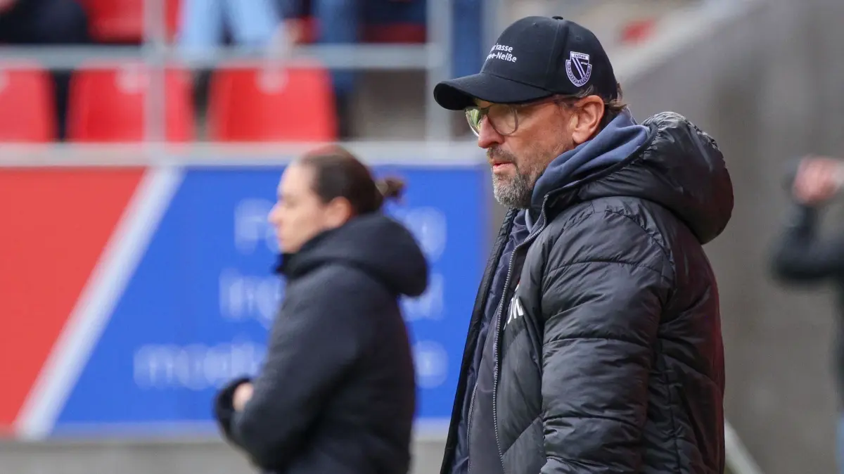 Trainer Claus-Dieter Wollitz von Energie Cottbus und seine Kollegin Sabrina Wittmann vom FC Ingolstadt lieferten sich am Samstag nach dem 0:0 ein kurzes Wortgefecht auf dem Rasen.