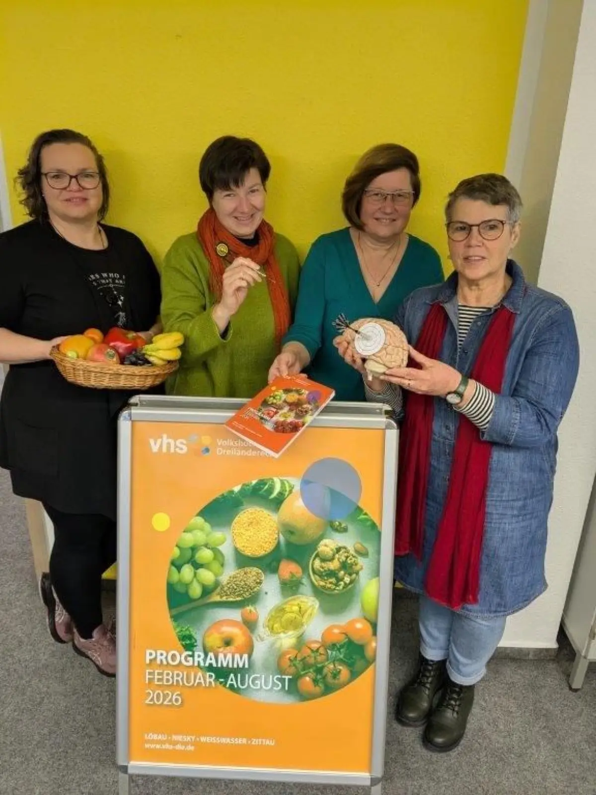 Alles drin für Kopf, Hand und Herz: Theresia Rothe, Katrin Delitz, Annes Cieslik und Karola Petick (v.l.n.r.) verweisen auf einen bunten Programmfrühling an der VHS.