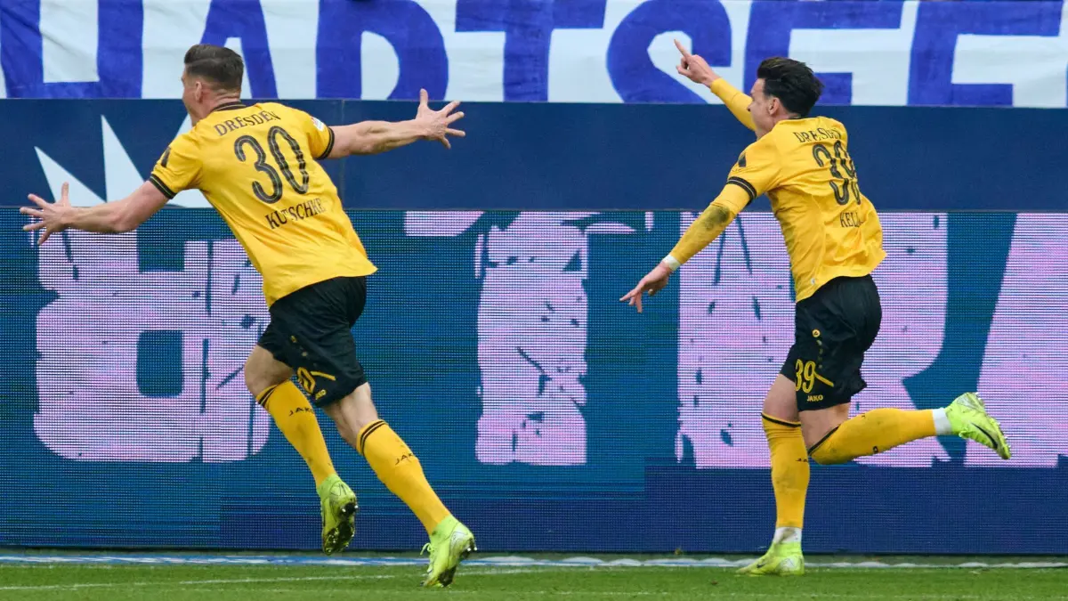 FC Schalke 04 - Dynamo Dresden: 07.02.2026, Nordrhein-Westfalen, Gelsenkirchen: Fußball: 2. Bundesliga, FC Schalke 04 - Dynamo Dresden, 21. Spieltag, Veltins Arena. Thomas Keller (Dynamo Dresden, r) jubelt mit Stefan Kutschke (Dynamo Dresden) über seinen Treffer zum 2:2. (zu dpa: «Breite Brust und Spielglück: Dynamo punktet auch auf Schalke») Foto: Bernd Thissen/dpa +++ dpa-Bildfunk +++