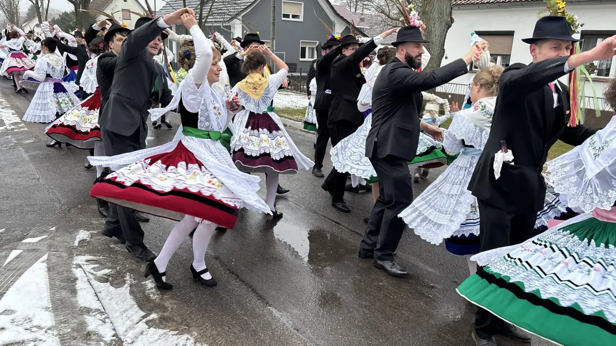 Trachtenumzug in Byhleguhre während der 136. Fastnacht 2026.