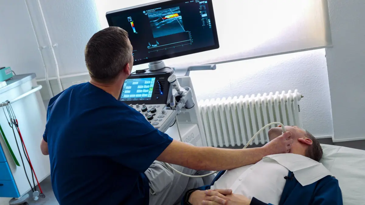 Gefäßassistent Christoph Meißner bei einer Ultraschalluntersuchung der Halsschlagader – schmerzfrei, verlässlich und fachkompetent werden hier Gefäße beurteilt.
