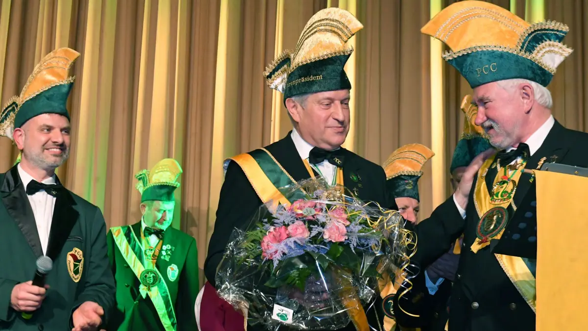 Es war ein besonderer Moment für Peter Werner (Mitte): Sein Karnevalsverein hat ihn zum Ehrenpräsidenten ernannt. Es ist der erste in der Geschichte des Plessaer Carnevals-Clubs. Fortan darf er die neue Kappe mit dieser Aufschrift tragen. Der seit 2020 amtierende Präsident Alexander Wilhelm (l.) und Laudator, Freund und Urgestein Lothar Thieme (r.) gratulieren herzlich.