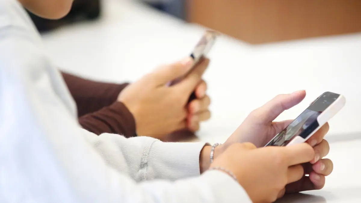 Smartphones in der Schule: ARCHIV - 18.10.2023, Nordrhein-Westfalen, Gelsenkirchen: Schüler benutzen während eines Vortrags im Biologieunterricht über die Anwendungen von Künstlicher Intelligenz ihr Smartphone im Unterricht. (zu dpa: «CDU-Antrag für bundesweite strenge Handy-Regeln an Schulen») Foto: Roland Weihrauch/dpa +++ dpa-Bildfunk +++