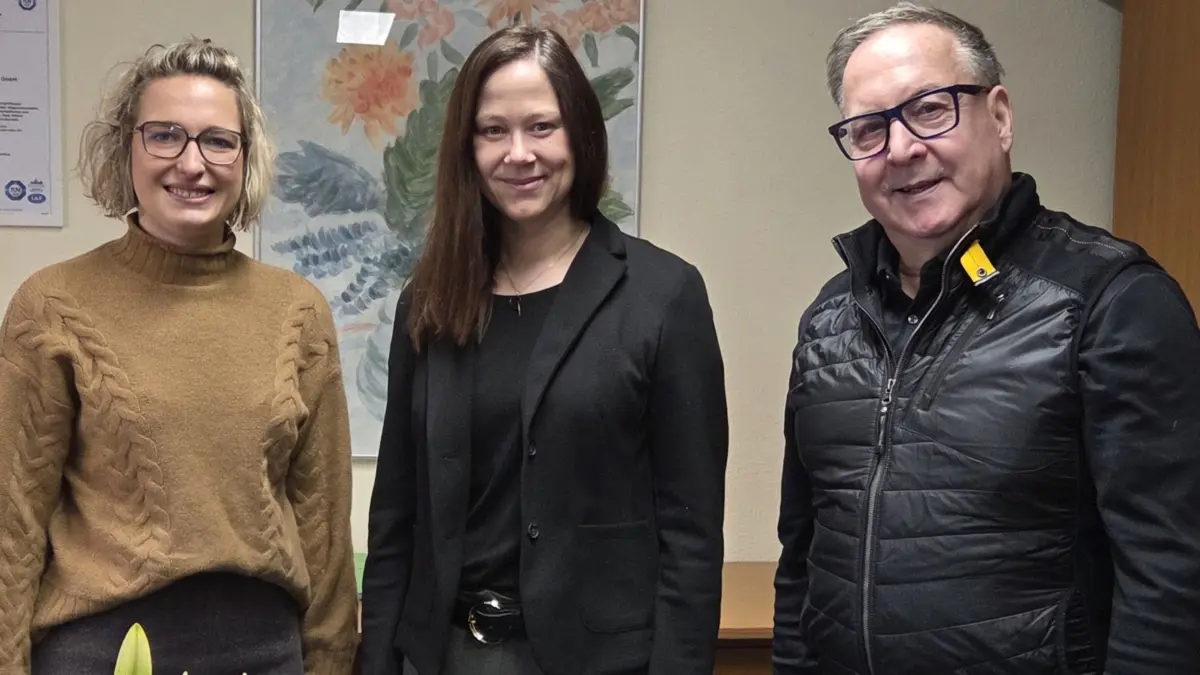 Der Lübbenauer Bürgermeister Helmut Wenzel und Jessica Weiner (li.), Vorsitzende des Aufsichtsrates des MZL, begrüßen Andrea Trunev.