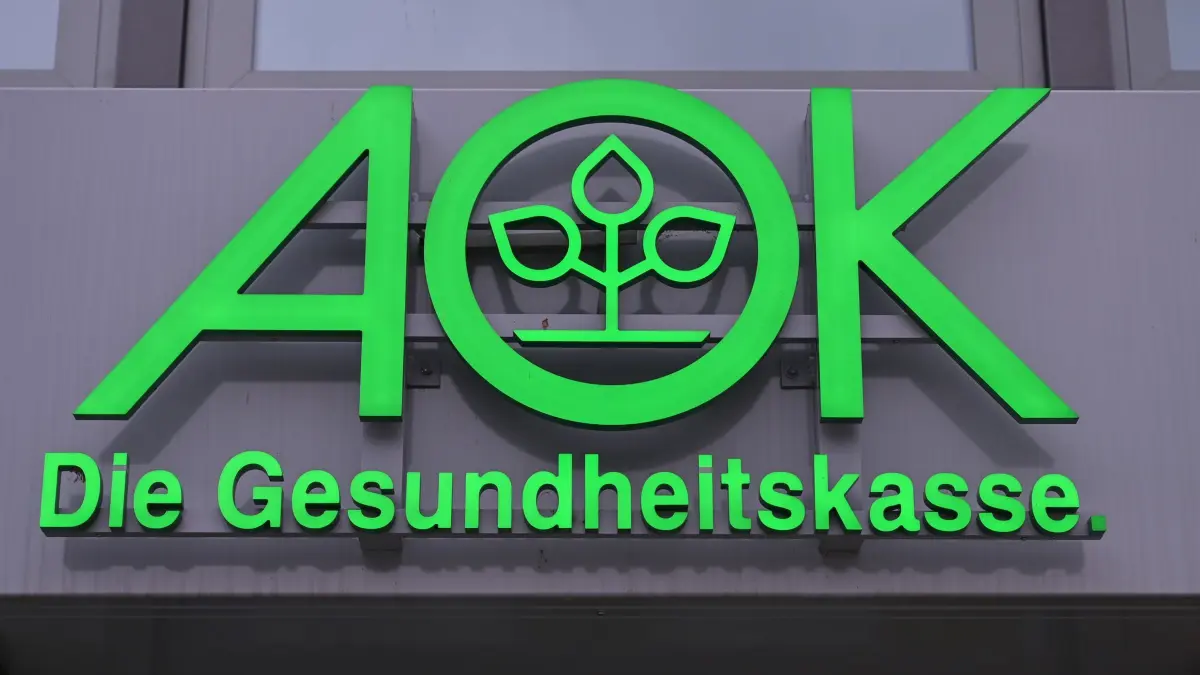 Krankenkasse AOK: ARCHIV - 13.01.2021, Brandenburg, Herzberg: Das Logo der AOK, Allgemeine Ortskrankenkasse, ist an einem Gebäude zu sehen. (zu dpa: «AOK-Beschäftigte treten am Donnerstag in den Warnstreik») Foto: Patrick Pleul/dpa-Zentralbild/dpa +++ dpa-Bildfunk +++