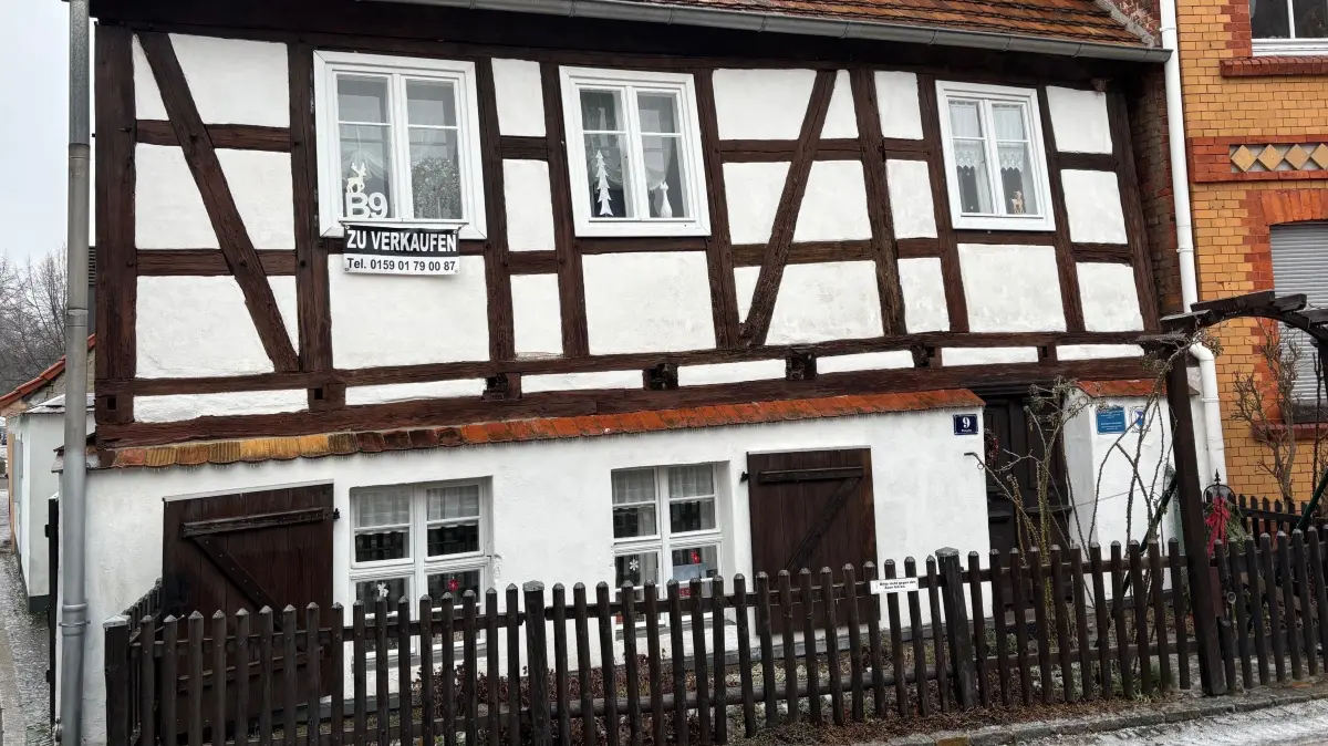 Ein Schild am ältesten Wohnhaus in Spremberg überrascht derzeit viele Passanten: Das Sonntagsche Haus in der Burgstraße steht zum Verkauf.
